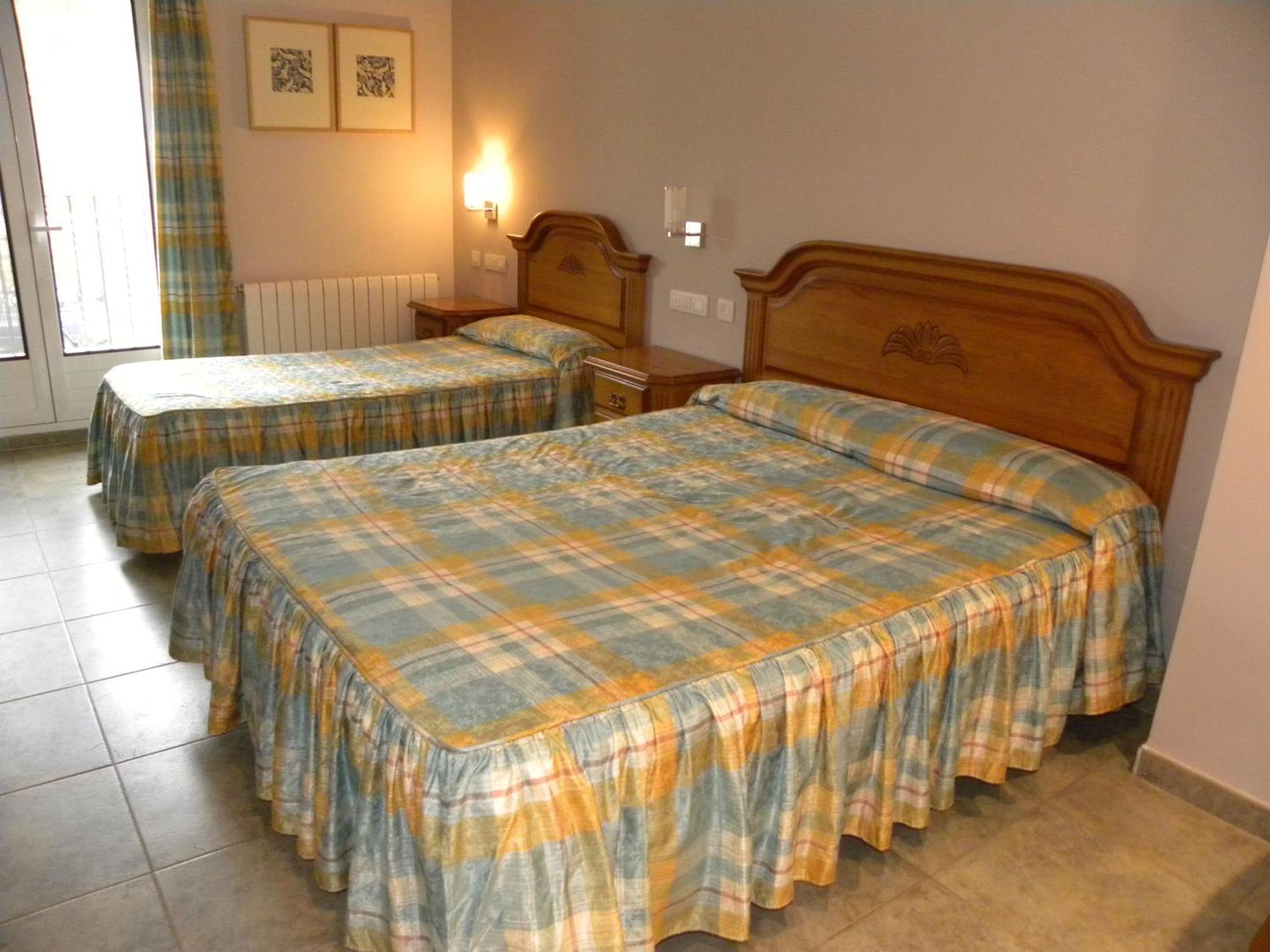 Hotel Duque De Calabria Manzanera Ruang foto
